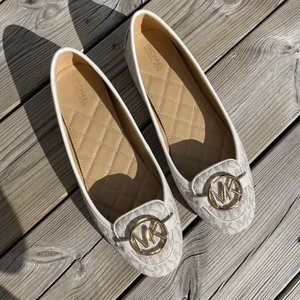 Micheal kors skor - Storlek 38,5 och passar mig med 38. Super fint skick, ALDRIG ANVÄNDA! bara testat att sätta på mig dom en gång inomhus. Ordinarie pris 1399kr