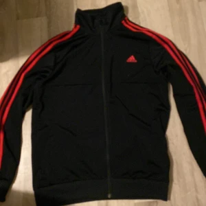 Adidas kofta storlek S - Adidas Storlek S Använt max 5-8 gånger