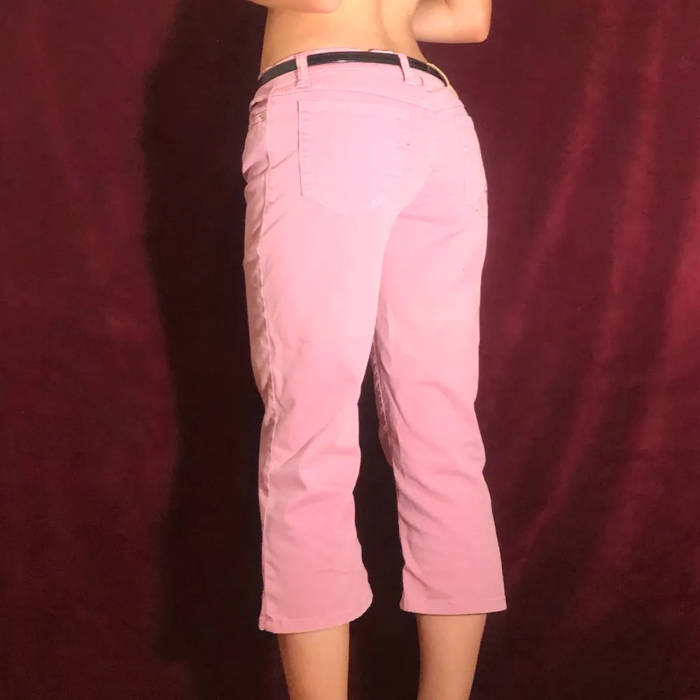 Dolce &Gabbana pink low waist jeans. SIZE 28 42. Some stitching loose as seen on the second photo🌸🌸 super cute low waist. Price is flexible. 🌸💕. Jeans & Byxor.