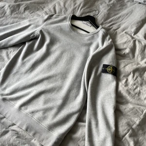 Stone island  - Säljer en fin Stone Island sweatshirt i storlek L och super fint skick och äkta såklart, går att frakta om köparen står för frakten annars finns den i Helsingborg 