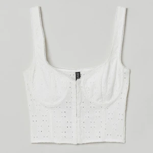 H&M vit topp - Använd ett par gånger, lite lite knottrig men det märks inte av. Anväder inte den längre för att den är för liten vid brösten- det är i storlek 84A