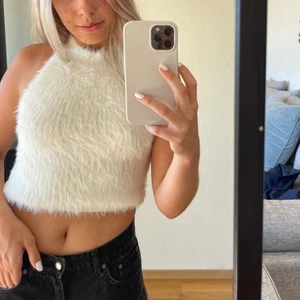 Fluffig vit topp med öppen rygg - Oanvänd topp från Zara. Den är i storlek M men hade sagt att den passar en s lika bra💖