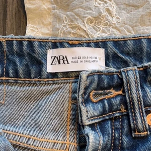 Zara jeans  - Populära Mid/ low waist jeans från zara som är i storlek 32, säljer då båda är försmå för mig. Dom mörkblå ( första bild ) är aldrig använda. Inga defekter på dom och båda är i väldigt fina skick. Köp båda för 400, eller 250 kr styck💖 