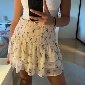 Söt kjol  - Säljer denna jätte fina och söta kjol i storlek 38 men passar på mig som är en xs/s 