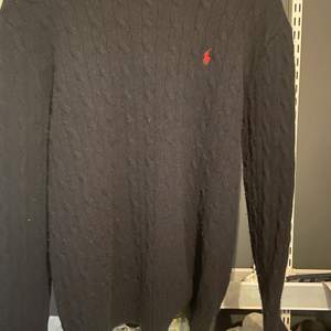 En Kabelstickad Ralph lauren tröja i ull, köpt för ca 3 år sedan i Kidsbrandstore. Tröjan användes senast för 2 år sedan.