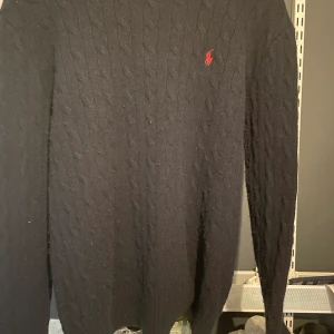 Kabelstickad Ralph lauren - En Kabelstickad Ralph lauren tröja i ull, köpt för ca 3 år sedan i Kidsbrandstore. Tröjan användes senast för 2 år sedan.