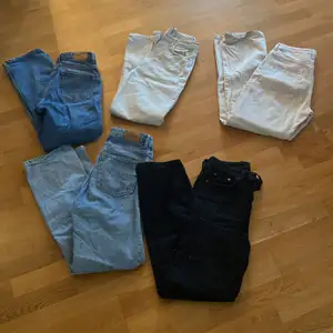 5 par rowe jeans alla i bra skick som säljs då det inte kommer till använding  250kr/par  Beiga finns i stl 26/30 & 28/32 Ljusblåa i stl 28/32 Mörkblå och svarta i stl 26/30