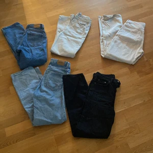 Rowe jeans - 5 par rowe jeans alla i bra skick som säljs då det inte kommer till använding  250kr/par  Beiga finns i stl 26/30 & 28/32 Ljusblåa i stl 28/32 Mörkblå och svarta i stl 26/30