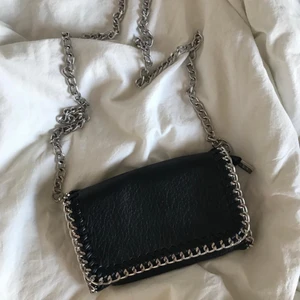 Tiamo väska - Säljer min tiamo väska som aldrig är använd dock har den tappat färgen på två små ställen. Orginalpris 500kr säljer för 249kr. Skriv vid funderingar/fler bilder (bilderna är lånade)!