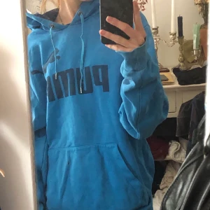 Mysig tjocktröja str. M  - Blå pumatjocktröja 