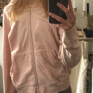 Rosa juicy couture tröja - Fin och supermysig!  Står L men sitter som M typ. 