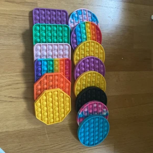 Pop it - Olika pop-its i olika färger och former! Man kan köpa alla eller bara en. 20 kr för en, alla för 160. OBS! Vissa har hål i sig och kostar därför 5 kr st istället. Det är bara att fråga vilka som har hål! Det går att pruta!