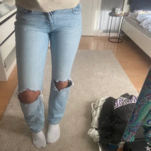  Zara Midwaist straight jeans  - säljer då de ej passar , jeansen är i nyskick 😊