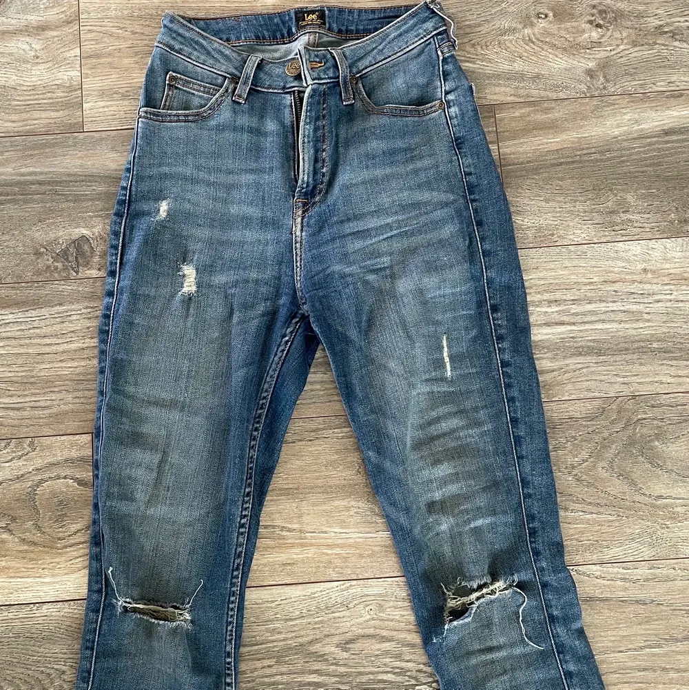 Högmidjade och trendiga jeans från Lee i väldigt gott skick. De är både otroligt bekväma och håller sig på plats.  Storlek: W26 L31 (passar S-M) . Jeans & Byxor.