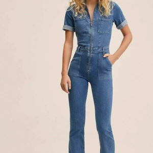 Jeansdress  - Slutsåld jeansdress, storlek M från mango, har lappar och allt kvar, säljer då det inte va riktigt min typ 