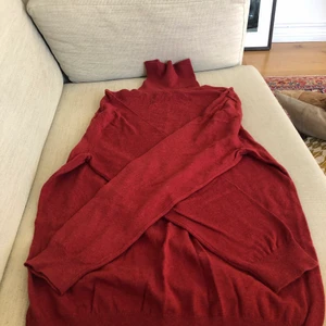 Stickad polo från New Yorker  - Fin och varm polotröja från New Yorker endast använd en gång. Köpte den hade på mig den en gång insåg att jag inte har någon hals och sen har den bara legat i garderoben. Bra i storlek och bra kvalitet. En blandning av ull och bomull 