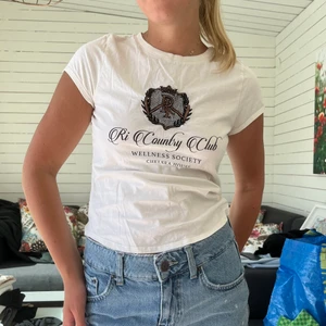 T-shirt  - Vit t-shirt med tryck och lite kortare armar 