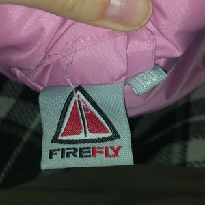 Rosa väst  - Storlek 130  2 fickor  Knappt använd  Dragkedja och knappar 