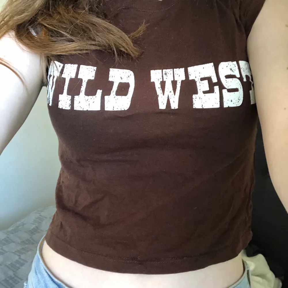 Säljer min bruna ”Wild West” T-shirt från  H&M i storlek XS. Säljer p.g.a att det inte är min stil längre. Köparen står för frakten 💓 TRYCK INTE PÅ KÖP NU!! . T-shirts.