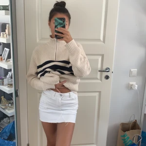 Kjol - Säljer då den inte kommer till användning. Kan mötas i Stockholm annars står köparen för frakt 