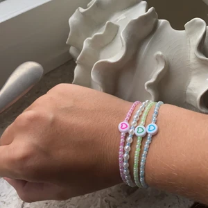 Smycken  - Super fina smycken❤️❤️ 1 för 14kr 2 för 25kr 3 för 40kr  4 för 50kr  Det finns en massa fler armband i min profil som ingår i priserna🤍 frakten ligger på 13kr🤍