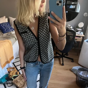 Stickad väst - Jättesöt stickad väst. Går att sätta en säkerhetsnål i mitten (som på bilden) för att hålla ihop. Funkar för XS-M. 