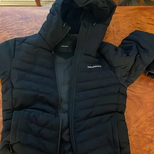  vinter/skidjacka från peak performance - En vinterjacka från peak performance nypris 5000, säljer för den används inte längre och dragkedjan strular, använd 1 vinter storlek l men passar m som jag vanligtvis bär