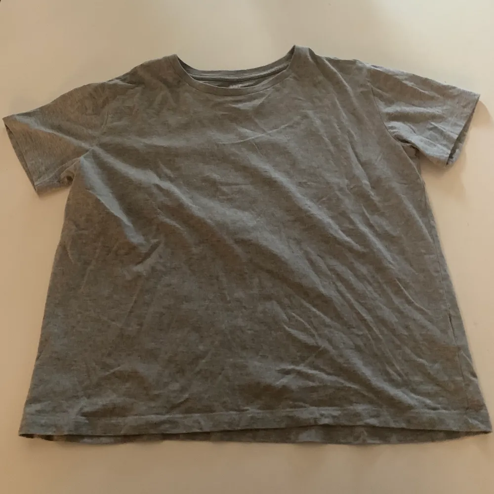 En grå basic t-shirt. Fint skick och köparen står för frakten.. T-shirts.