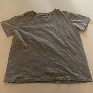 Grå t-shirt  - En grå basic t-shirt. Fint skick och köparen står för frakten.