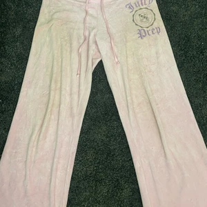 Juicybyxor storlek S/M - Ett par Juicybyxor från tidigt 2000-tal, i använt skick. De är typ midwaist och är lite korta för mig som är 163 men de kan bli ca5cm längre pga uppsydda. De passar mig i midjan som brukar ha w27 men de är stretchiga. FRAKT BETALAR KÖPAREN!TRYCK EJ KÖP NU