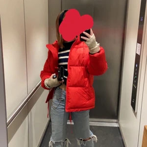 Röd hm jacka - Säljer min röda hm vinterjacka då jag inte tror den kommer användas till vintern!  Fråga gärna privat för fler bilder. Båda smörerna som är på är kvar!! Budgivning eller köp direkt för 250 och då ingår frakten