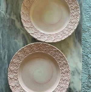 Mateus tallrikar i serien lace ljusrosa  - 2 st helt nya tallrikar från Mateus. Nypris 295kr/st säljer båda för 450kr