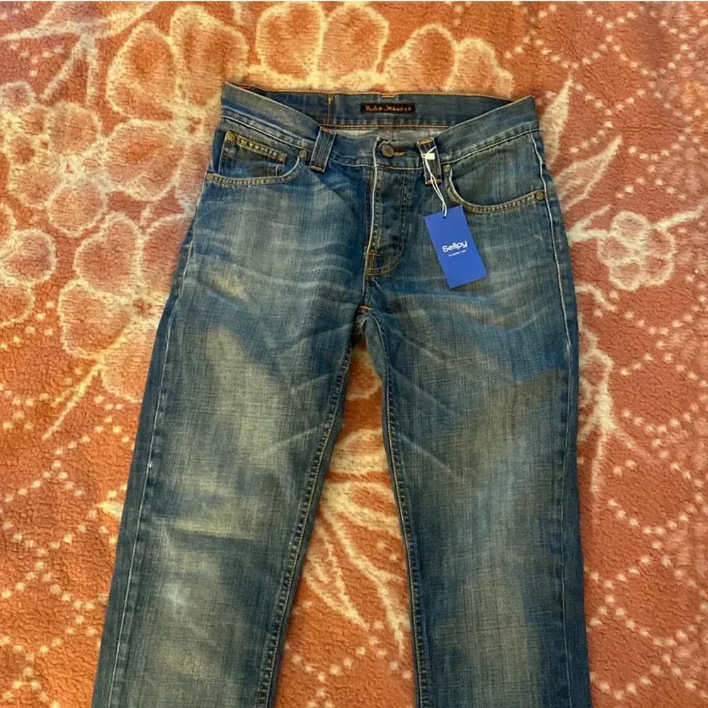 Säljer dessa assnygga jeans som jag beställde från sellpy då dom var för små på mig och hoppas då att någon annan får användning av de🥰. Jeans & Byxor.