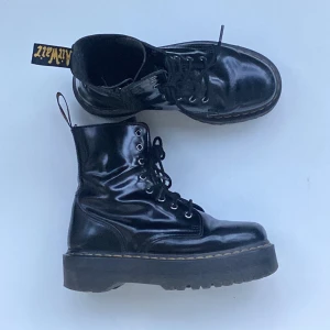 dr martens jadon - i använt skick men ganska välskötta. byter gärna mot strl 39 <3  obs. frakten varierar beroende på vikt