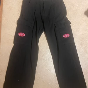 Cargo byxor - Tuffa och sköna cargo byxor i lite tjockar material men ändå mjuka. Lite liten i storlek. Endast provade!  Köparen står för frakten.