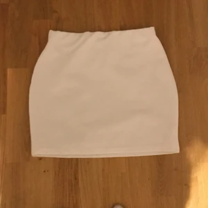 Vit kjol från zara - Vit kjol från zara i storlek s. Går inte över knäna men är inte en minikjol