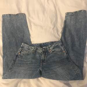 Blåa låga baggy jeans i storlek 34 från hm. Inte jätteanvända 