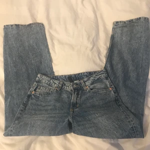 Baggy låga jeans från hm  - Blåa låga baggy jeans i storlek 34 från hm. Inte jätteanvända 