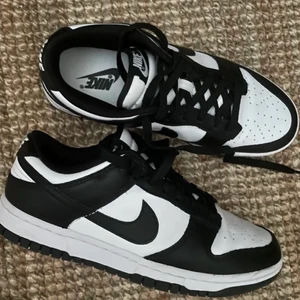  PANDA DUNKS - Nike dunks panda. Använda ca 4-5 gånger. Storlek 40. Köptes för 2500kr Köparen står för frakt. 