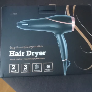 Helt ny hårtork med tillbehör  - Endast uttagen en gång ur kartongen, bilder på kartongen det som ingår. 