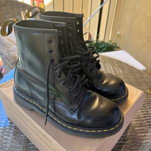 Säljer dessa Dr.martens skor då dem inte kommer till användning. Det är storlek 40 men passar mig som har 39. Hör av er vid frågor!🥰