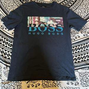 Hugo boss t-shirt, storlek small Condition 6/10 små sprickor i trycket