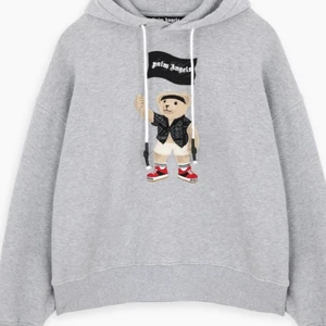 Palm angels hoodie  - Intressekoll på denna sjukt snygga Palm angels hoodie köpt för 8000 och aldrig använd, men säljer nu pga den är förstor. 