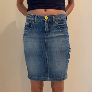 Kjol - Skitcool kjol med knappar längs ena sidans slits!:)