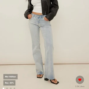 Jeans - Säljer mina low waist jeans från NA-KD i en ljus blå färg. Aldrig använda.