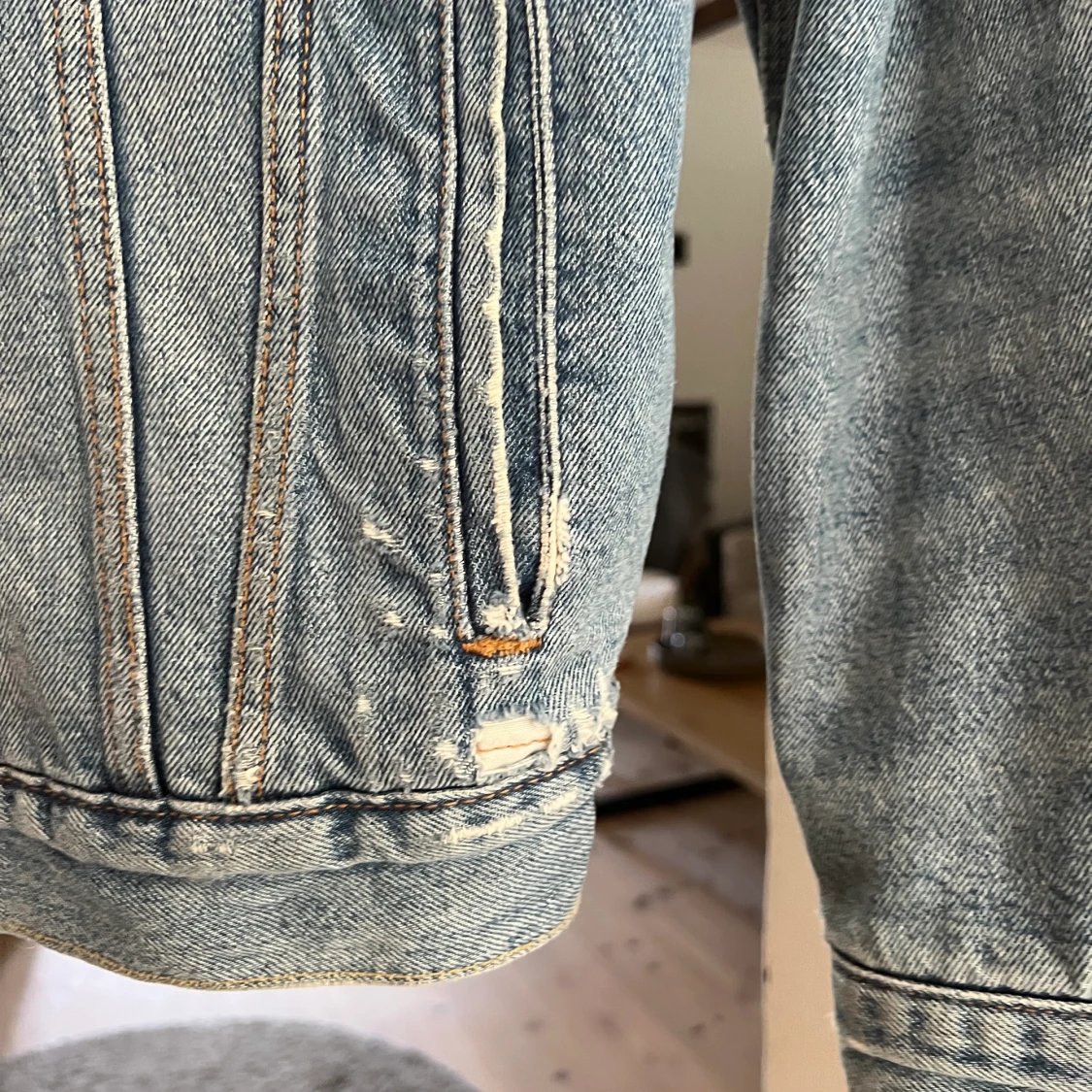 Levis jeansjacka, snyggt sliten  - 90