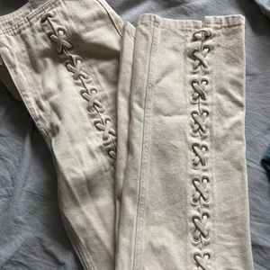Skitcoola jeans med detaljer från HM - Ascoola jeans med snörning framtill. Köpta på HM för 700kr. 