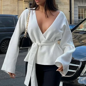 Stickad omlotttröja - Mjukaste tröjan/koftan från nakd! Använd max 3 ggr så i princip nyskick. Nypris 549, slutsåld på nakds hemsida. 