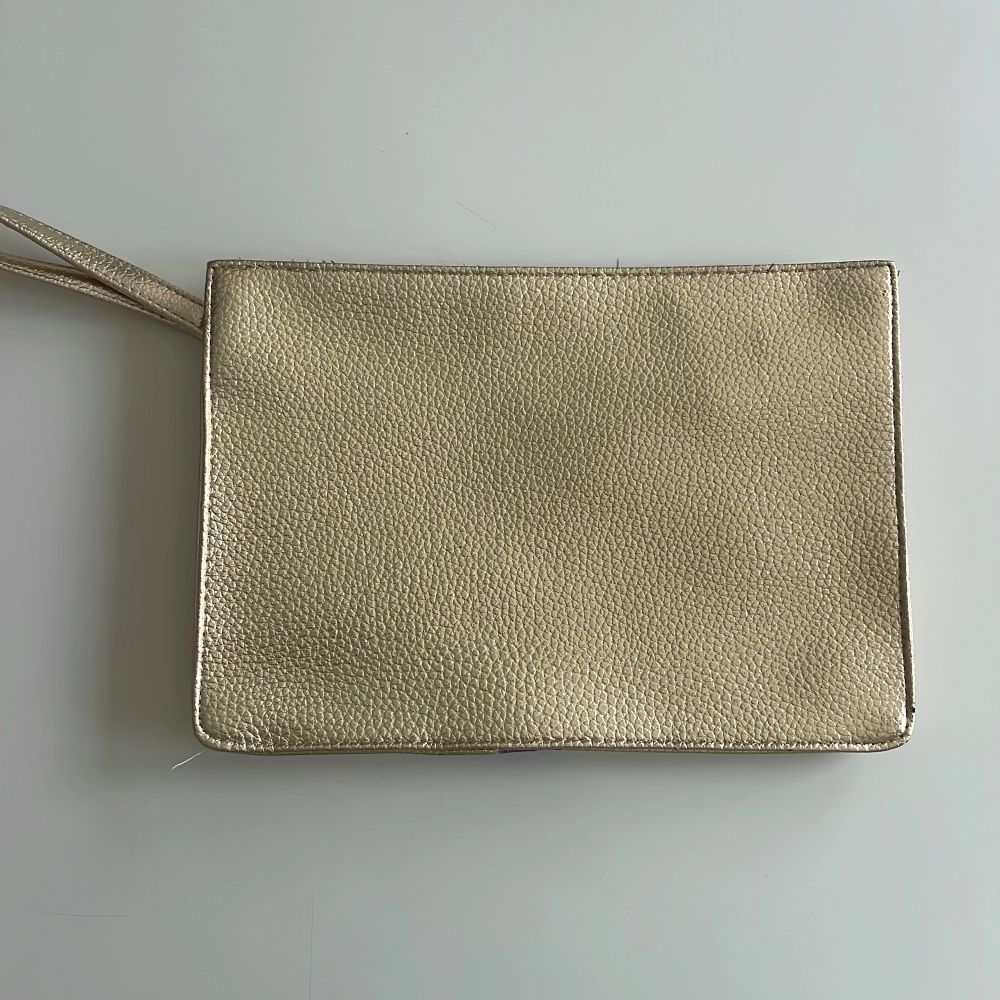 Gold mini purse perfect for night out . Väskor.