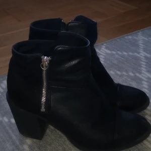 Dam Boots med bred klack  - Jätte sköna att gå i, dragkedja på utsidan.  Bred klack 